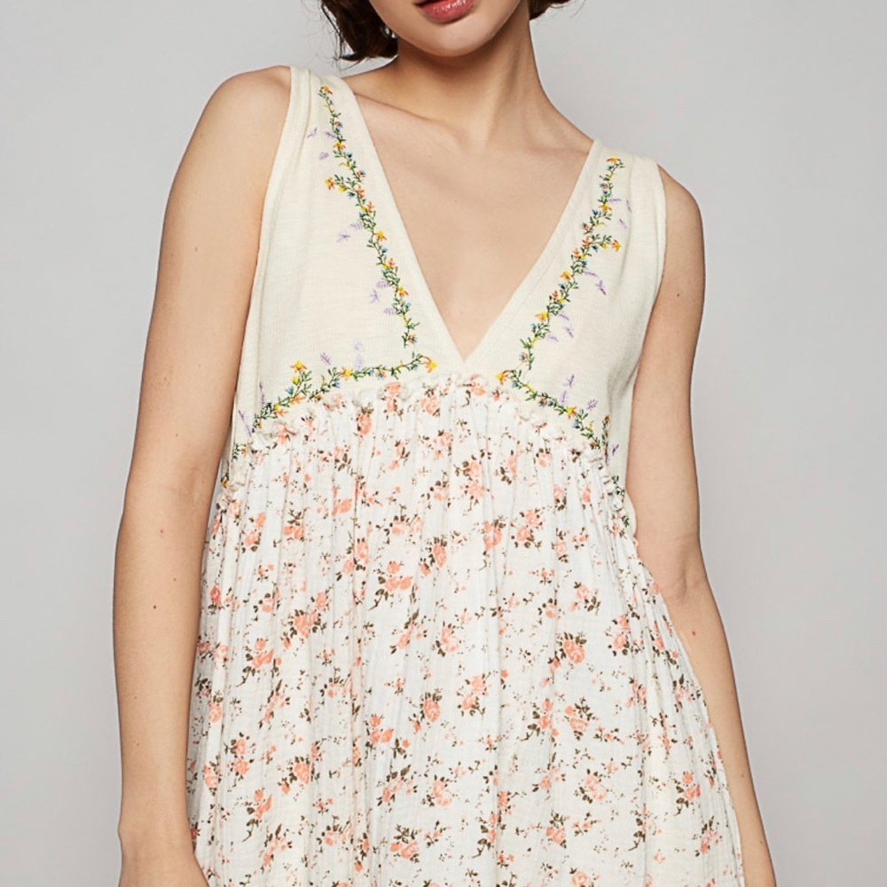 NEW POL V-neck Sleeveless Relaxed Fit Top W/ Patch & Ribbed Embroidery In creme